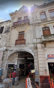 Edificio antiguo con comercio abajo