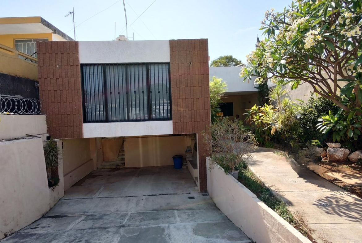 Casa en Venta en Itzimna - NUEVO PRECIO CASA CON TERRENO AMPLIO EN VENTA MERIDA