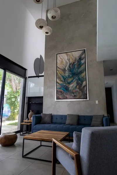 Sala moderna con arte abstracto.