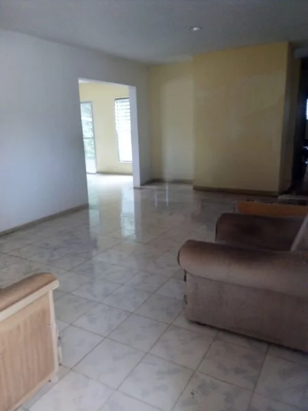 CASA AMPLIA EN VENTA SOBRE AVENIDA