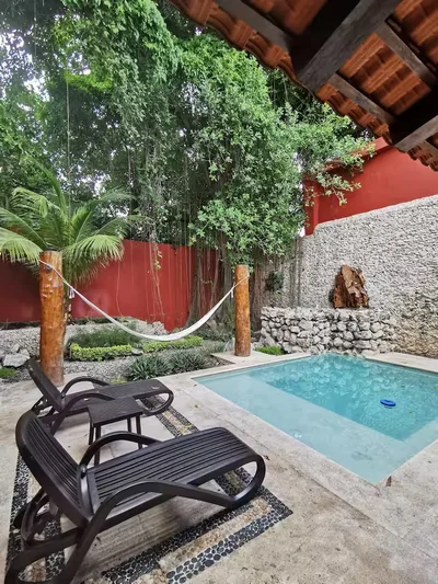 CASA EN RENTA 2 RECAMARAS CON ALBERCA CENTRO HISTORICO MERIDA (FRC-1043)